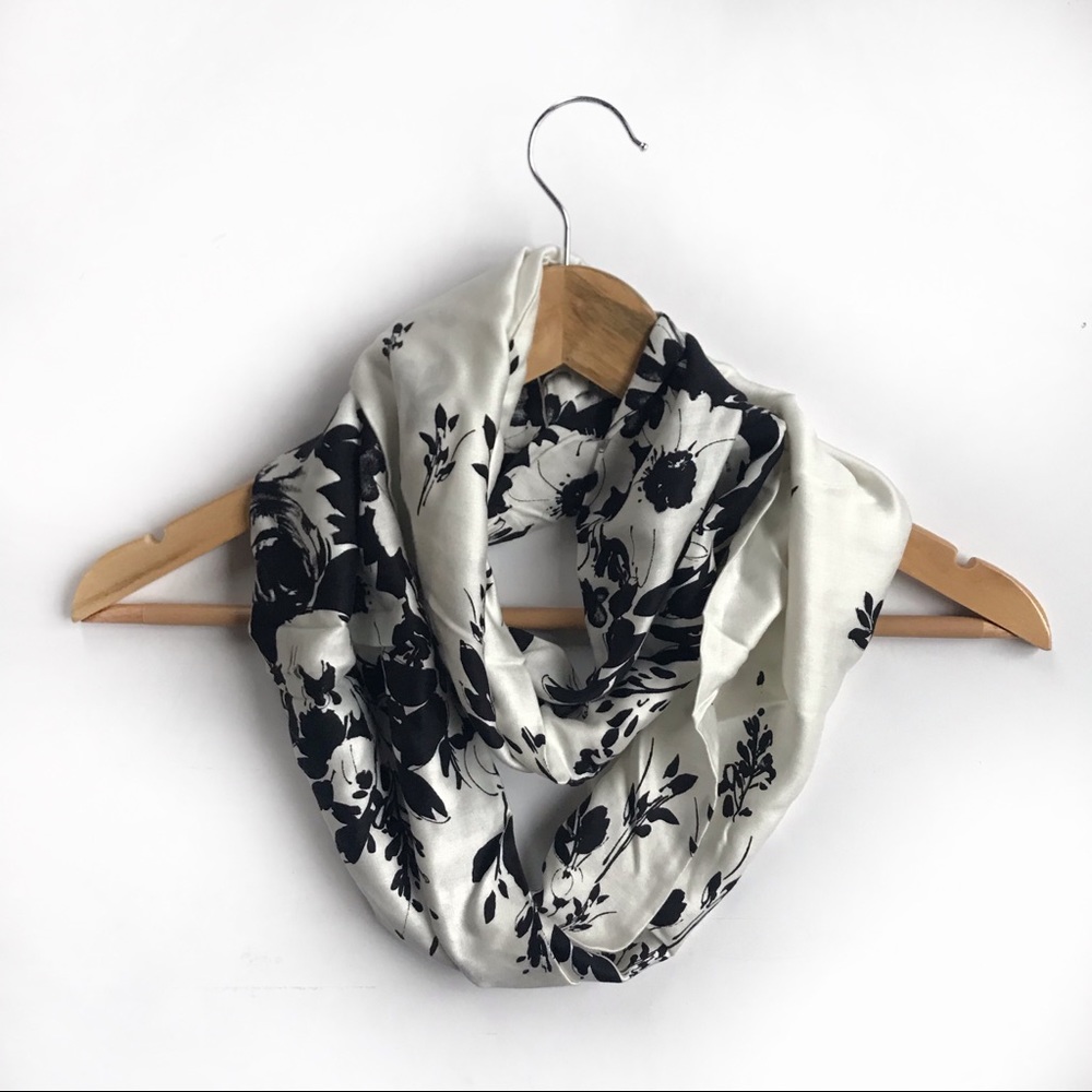 Continuous Black & White Scarf